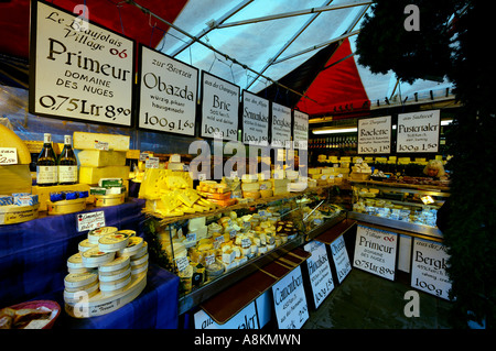 Formaggio e vino in stallo, Viktualienmarkt, Monaco di Baviera, Baviera, Baviera, Germania Foto Stock
