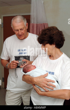 Emozionato i nonni nipote di attesa per la prima volta nella camera di mandata. Foto Stock