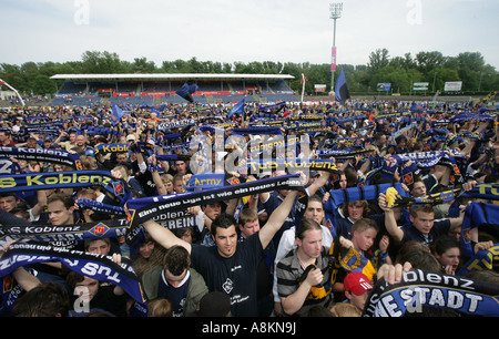 Gli appassionati di calcio di TuS Koblenz nello stadio, Renania-Palatinato, Germania Foto Stock