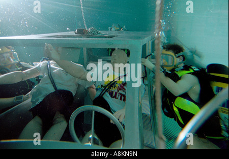 Corso di laboratorio per i vigili del fuoco per il soccorso di persone in una macchina che è sotto l'acqua. Foto Stock