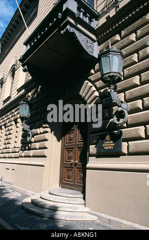 Il Saeima il palazzo del Parlamento nella Città Vecchia di Riga, Lettonia. Un edificio in stile rinascimentale costruito per il Parlamento lettone. Foto Stock