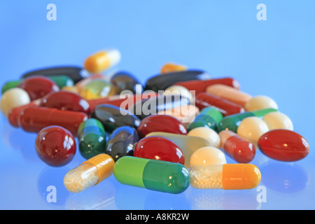 Varie pillole colorate Foto Stock