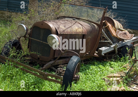 Rusty antica carrello in erbacce Foto Stock