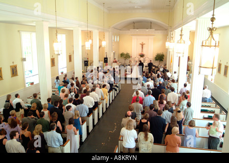 Alta ampia colpo da destra di un matrimonio in bianco luminoso con ariose New England chiesa nel Connecticut USA JMH2888 Foto Stock