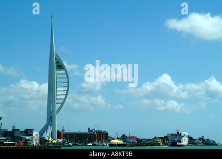 La Spinnaker Tower che si erge a 165 metri di altezza è stato costruito accanto al Gunwharf Quays come il fulcro del Millennio Foto Stock