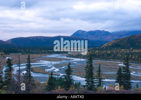 Caduta stagione in Alaska. Fiume, montagne, nuvole, colori. Foto Stock
