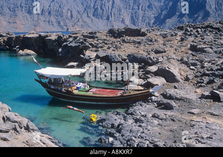 Dhow ormeggiati a Khor, spessori di Musandam, Sultanato di Oman Foto Stock