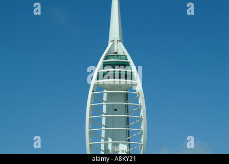 La Spinnaker Tower che si erge a 165 metri di altezza è stato costruito accanto al Gunwharf Quays come il fulcro del Millennio Foto Stock