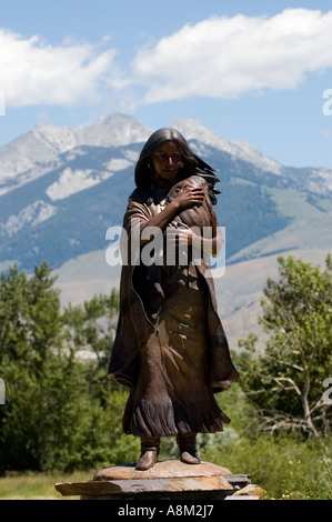 Salmone IDAHO Sacajawea Memorial con Bitterroot sfondo montano di Lewis e Clark Interpretive Center Foto Stock
