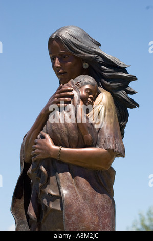 Salmone IDAHO Sacajawea Memorial con Bitterroot sfondo montano di Lewis e Clark Interpretive Center Foto Stock