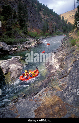 IDAHO RAFTING CENTRO Forcella del fiume di salmoni gruppo whitewater rafting attraverso profonde pareti del canyon Foto Stock