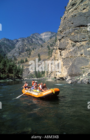 IDAHO RAFTING CENTRO Forcella del fiume di salmoni gruppo whitewater rafting attraverso profonde pareti del canyon Foto Stock