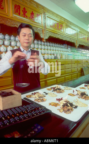 Un Cinese tradizionale erboristeria pesatura ingredienti Taipei Taiwan Foto Stock