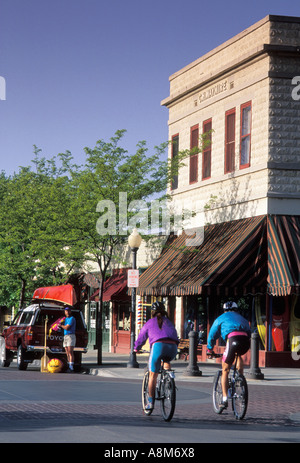 Stati Uniti Idaho BOISE giovane equitazione biciclette attraverso la storica Hyde Park MR Foto Stock