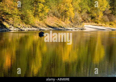 Autunno acqua riflessioni sul Clearwater River vicino Orofino, Idaho, Stati Uniti d'America Foto Stock