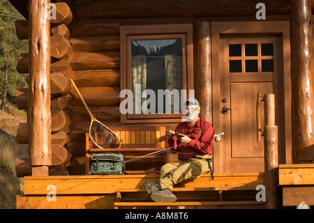 IDAHO pescatore a mosca la legatura vola sul pianale della cabina River Dance Lodge vicino al fiume Locksa MR Foto Stock