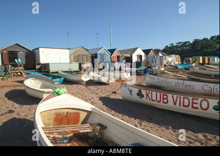 Estate vita intorno alla spiaggia di capanne sul retro spiaggia all'interno dell'estuario del fiume Teign Teignmouth Devon Gran Bretagna Foto Stock