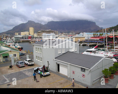 Vista generale di V e A Waterfront e offuscato la Montagna della Tavola Città del Capo Sud Africa Foto Stock