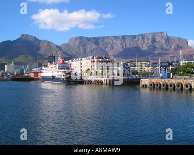 La Table Mountain e camicia lo spirito delle Ebridi attraccata a V e A Waterfront e Cape Grace Hotel Sud Africa Foto Stock