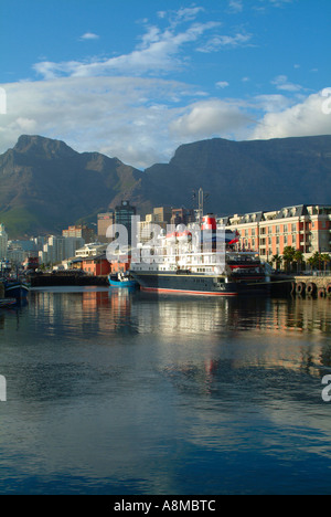 La Table Mountain e camicia lo spirito delle Ebridi attraccata a V e A Waterfront e Cape Grace Hotel Sud Africa Foto Stock