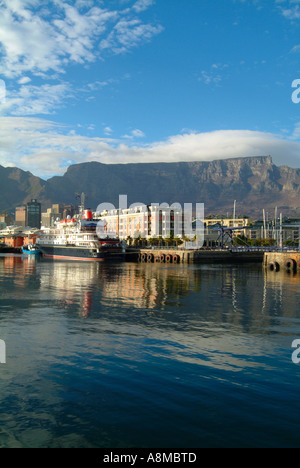 La Table Mountain e camicia lo spirito delle Ebridi attraccata a V e A Waterfront e Cape Grace Hotel Sud Africa Foto Stock