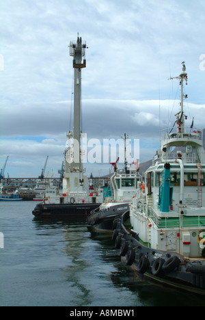 Grandi e potenti Ocean andando rimorchiatore e gru galleggiante nel porto di Città del Capo V e A Waterfront Sud Africa Foto Stock