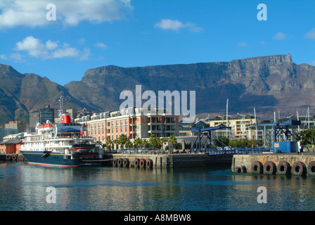 La Table Mountain e camicia lo spirito delle Ebridi attraccata a V e A Waterfront e Cape Grace Hotel Sud Africa Foto Stock