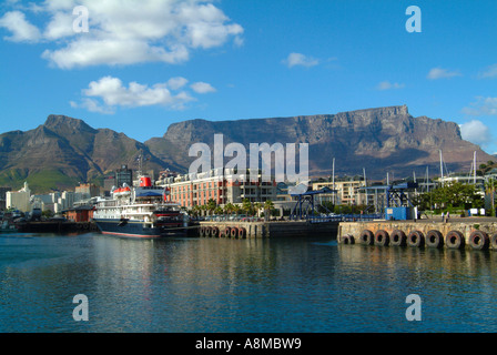 La Table Mountain e camicia lo spirito delle Ebridi attraccata a V e A Waterfront e Cape Grace Hotel Sud Africa Foto Stock