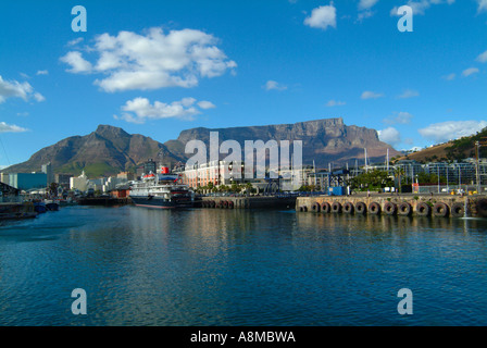 La Table Mountain e camicia lo spirito delle Ebridi attraccata a V e A Waterfront e Cape Grace Hotel Sud Africa Foto Stock