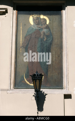 Immagine di Maria e Gesù bambino sul lato della strada, Podzamcze Street, Cracovia in Polonia. Foto Stock