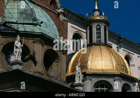 La cupola dorata del Sigismondo Cappella, situato adiacente alla cattedrale di Wawel, dalla collina di Wawel, Cracovia in Polonia. Foto Stock