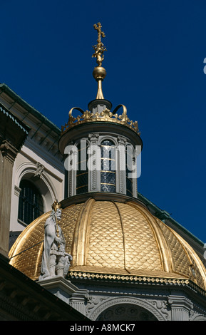 La cupola dorata del Sigismondo Cappella, situato adiacente alla cattedrale di Wawel, dalla collina di Wawel, Cracovia in Polonia. Foto Stock