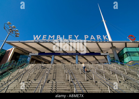 Prospettiva orizzontale di gradini di fronte all'ingresso del nuovo Wembley Park stazione della metropolitana in una giornata di sole. Foto Stock