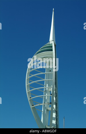 La Spinnaker Tower che si erge a 165 metri di altezza è stato costruito accanto al Gunwharf Quays come il fulcro del Millennio Foto Stock