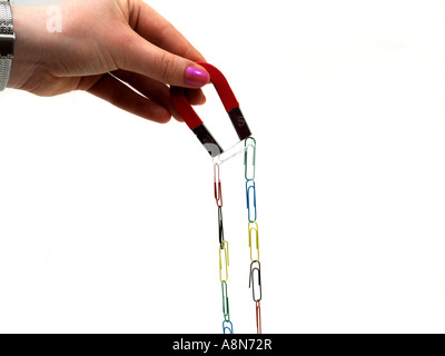 Il magnete di prelievo della catena a forma di graffetta Foto Stock