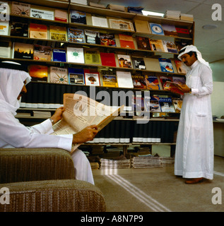 Arabia Saudita uomo che indossa Thobe Ghutra e presso gli uffici di SIDF Foto Stock