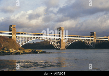 Il Britannia bridge spanning il Menai stretto tra Anglesey e il Galles del Nord terraferma Foto Stock