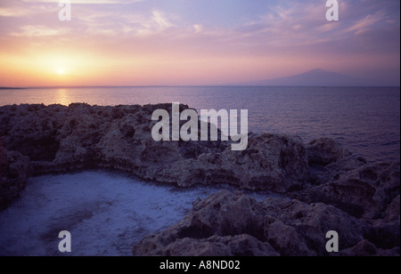 Tramonto sulla baia di Catania con l'Etna sulla destra Sicilia Italia Foto Stock