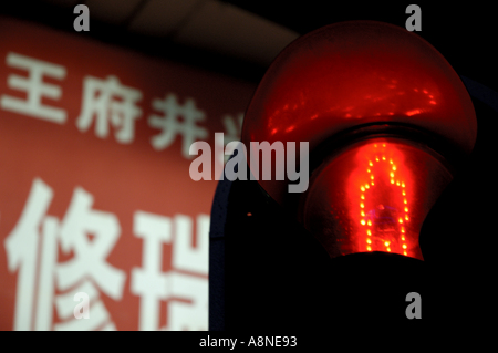 Passeggiate pedonali segno illuminata di notte nei pressi del centro commerciale Wangfujing, Pechino, Cina. Foto Stock