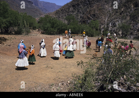 Messico Stato di Chihuahua Sierra Madre Tarahumaran elaborazione indiani vicino alla chiesa cristiana per la celebrazione di Pasqua Foto Stock