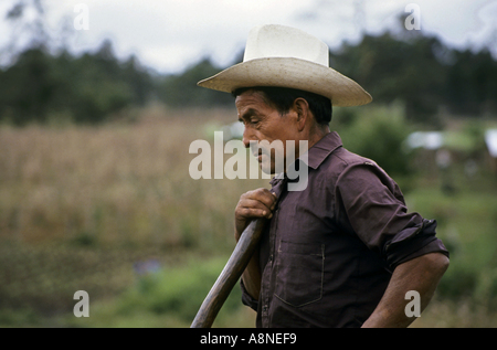 Messico Chiapas Santa Esmeralda Refugee Camp Ritratto di un Rifugiato guatemalteco uomo coltivare il suo campo Foto Stock