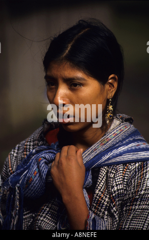 Messico Chiapas Santa Esmeralda Refugee Camp Ritratto di una giovane rifugiato guatemalteco ragazza guarda lontano Foto Stock