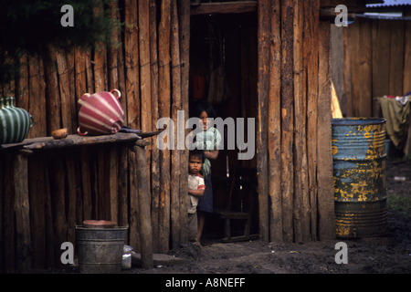 Messico Chiapas Santa Esmeralda i ragazzi alla porta della loro casa in legno in Guatemala campo profughi vicino al confine Foto Stock