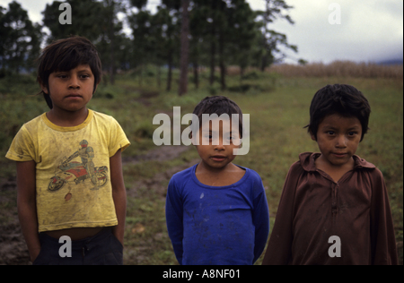 Messico Chiapas Santa Esmeralda ritratto di tre bambini in Guatemala campo profughi vicino al confine con il Guatemala Foto Stock