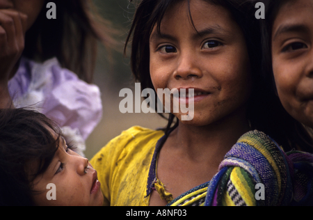 Giovani ragazze guatemalteche in un campo profughi a Santa Esmeralda, Chiapas, Messico. Foto Stock