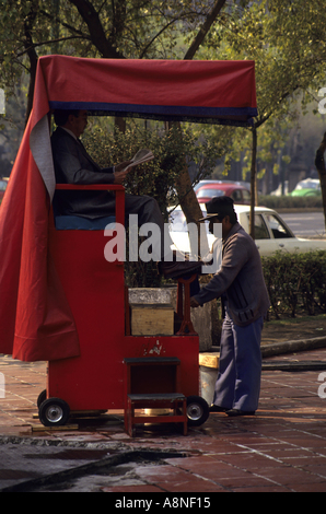 Città del Messico un lustrascarpe e il suo cliente in strada Foto Stock