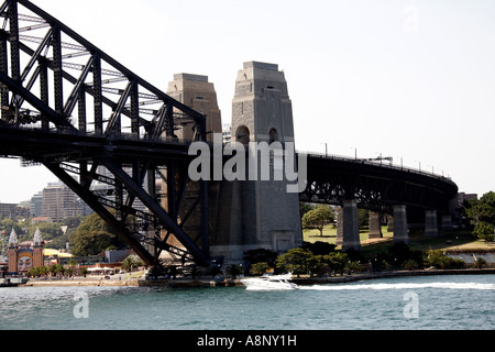 Il Ponte del Porto di molo nord con cruiser barca a Sydney nel Nuovo Galles del Sud Australia NSW Foto Stock