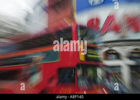 Un double decker bus londinese passando da Piccadilly Circus Foto Stock