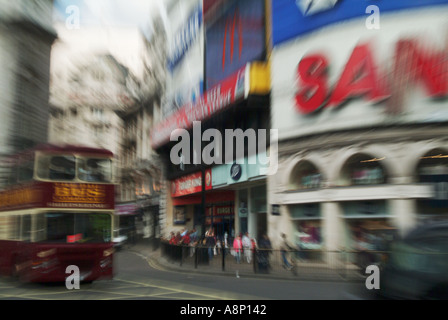 Un double decker bus londinese passando da Piccadilly Circus Foto Stock