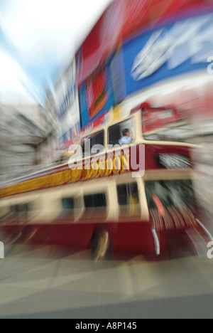 Un double decker bus londinese passando da Piccadilly Circus Foto Stock